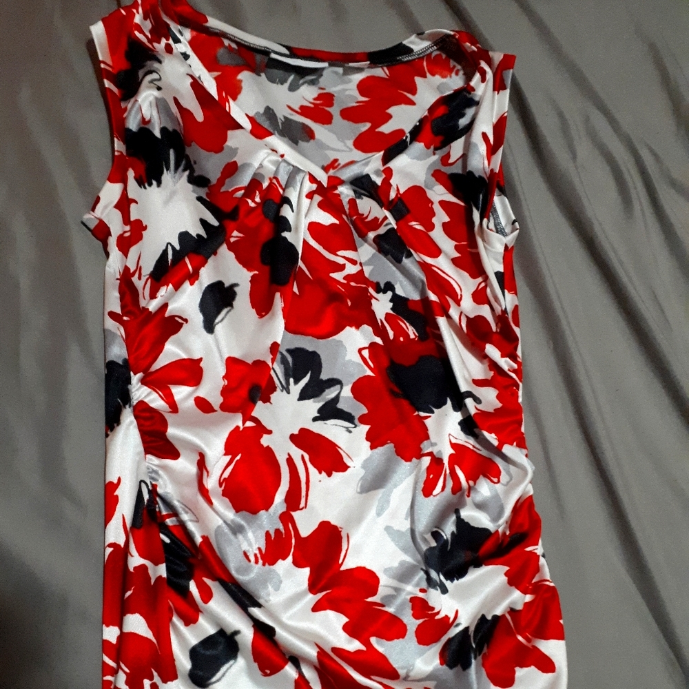 Like new v-neck floral tank top